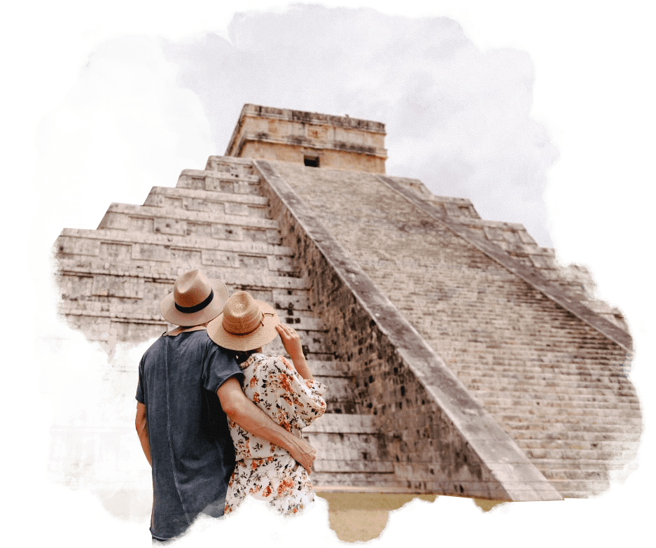 Pareja mirando piramide de Chichén Itzá